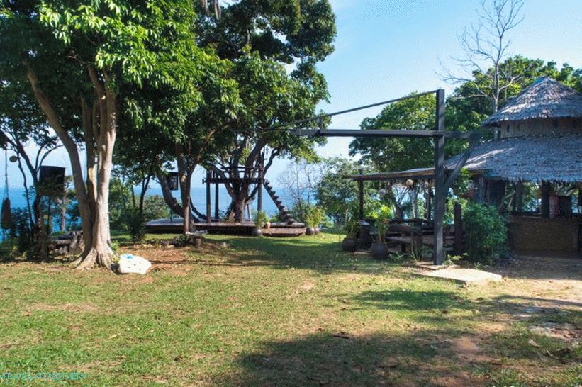 Cafe Monkey Bar on Phi Phi - for introverts and meeting dawn