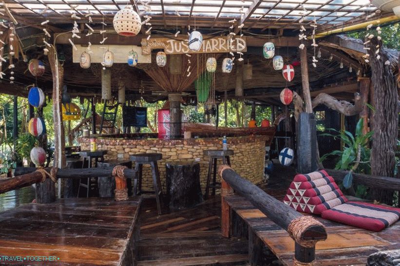 Cafe Monkey Bar on Phi Phi - for introverts and meeting dawn