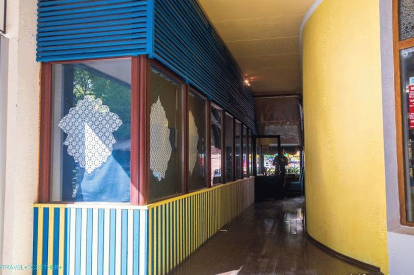 Passage between the premises of the cafe