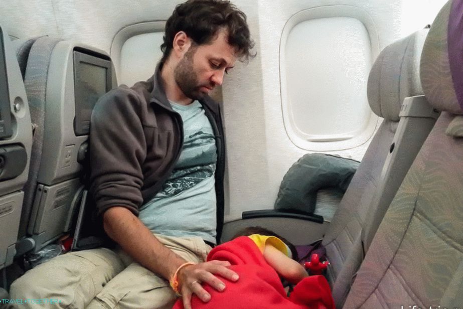 Let's fly the Emirates with a transfer in Dubai, the reb is very tired