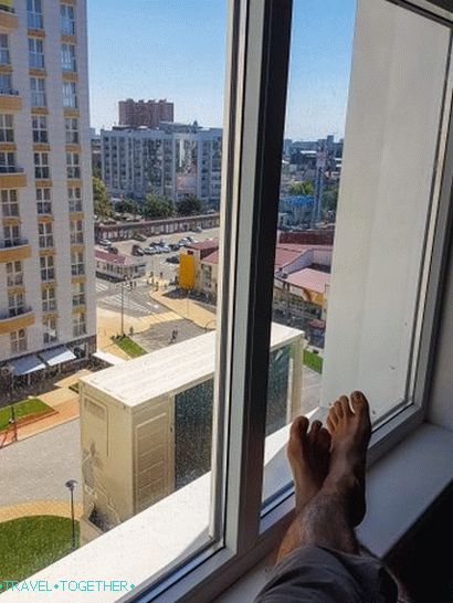 There should have been a beautiful girl's legs, but what are there?