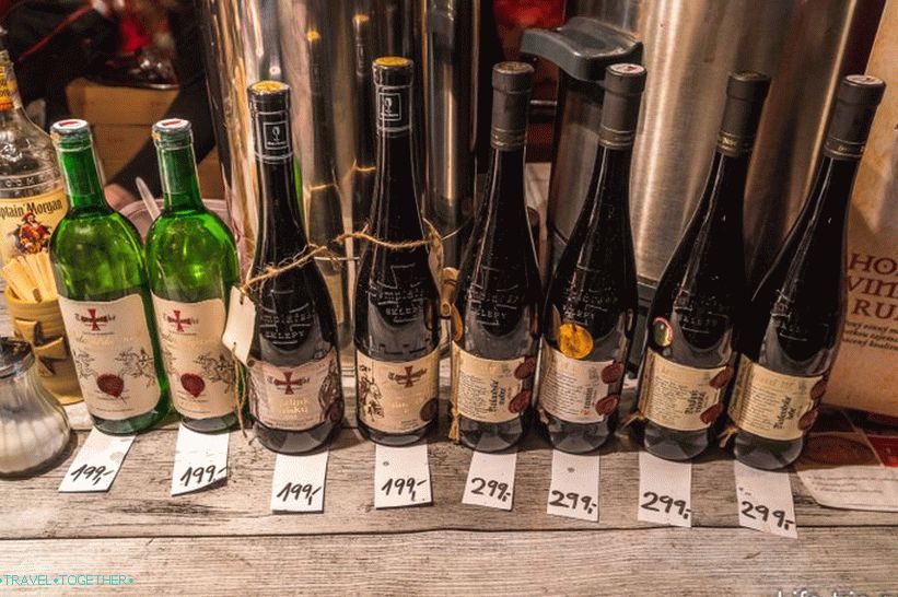 Various options for making mulled wine