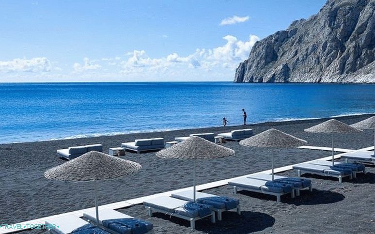 Kamari on Santorini: resort life on a black beach