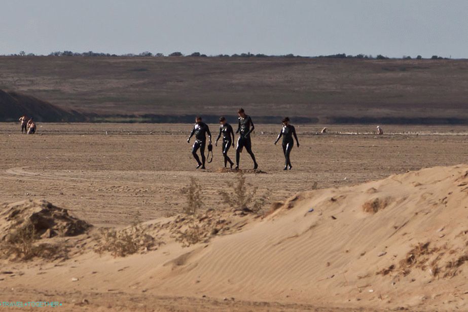 4 black glittering humanoids