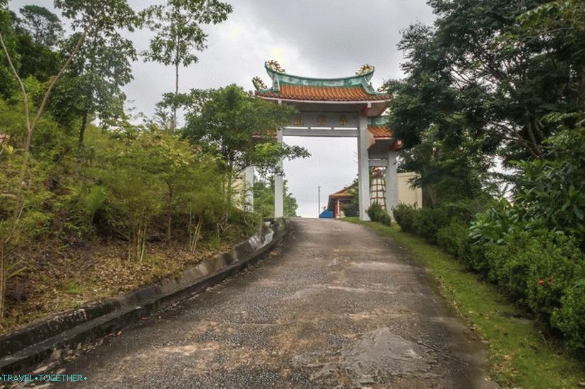 Entry to the Chinese temple from the road