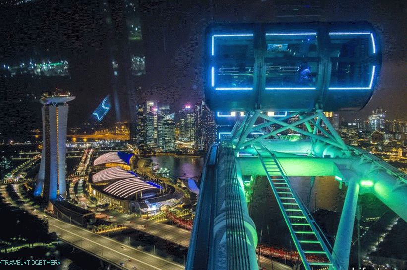 Ferris wheel in Singapore - 30 minutes above the city