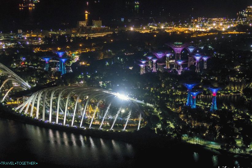 Ferris wheel in Singapore - 30 minutes above the city