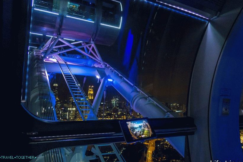 Ferris wheel in Singapore - 30 minutes above the city