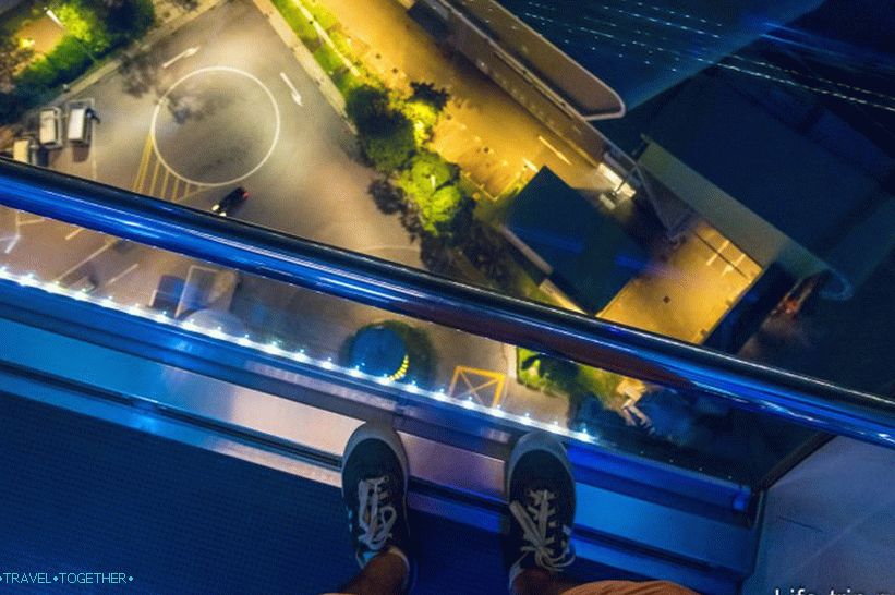 Ferris wheel in Singapore - 30 minutes above the city