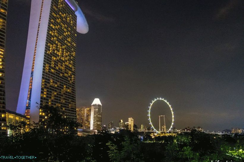 Ferris wheel in Singapore - 30 minutes above the city