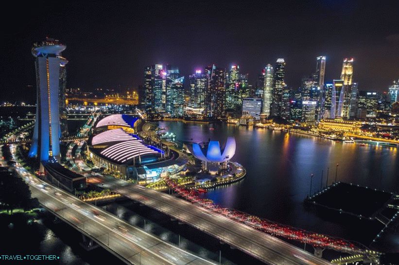 Ferris wheel in Singapore - 30 minutes above the city