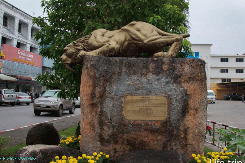 Statue of a saber-toothed tiger