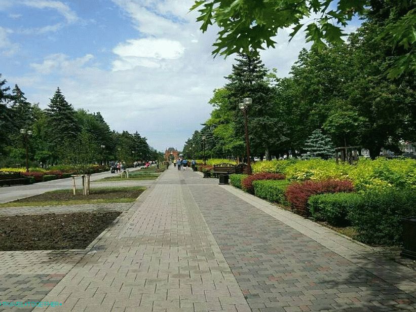 Alexandrovsky Boulevard. Photo - @vologdenia