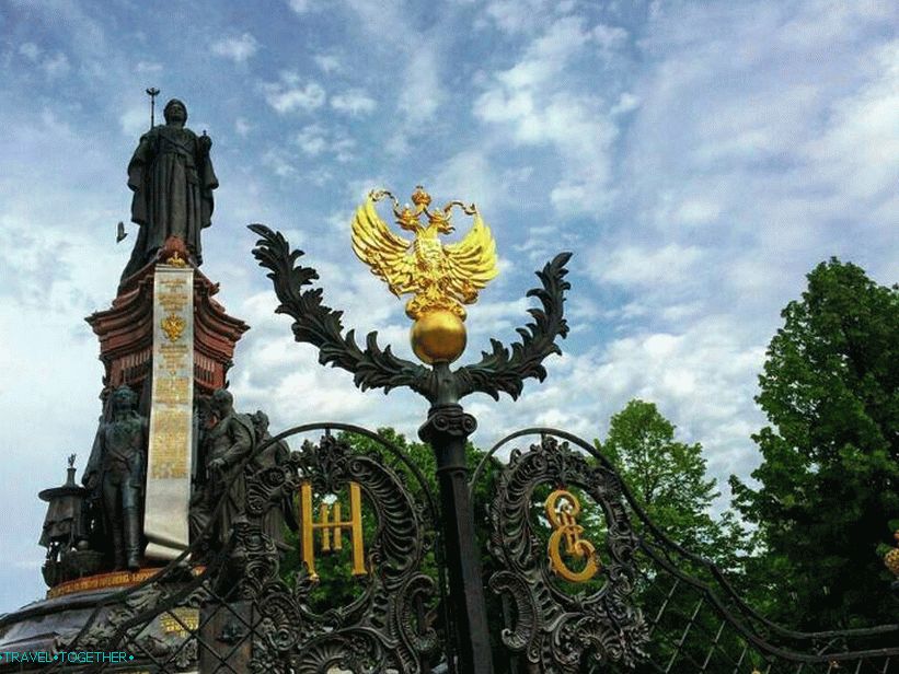 Catherine Square and the monument to Catherine II. Photo - @daryadyachkova 
