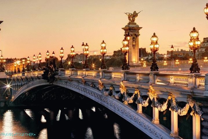 France, take a stroll through the night city