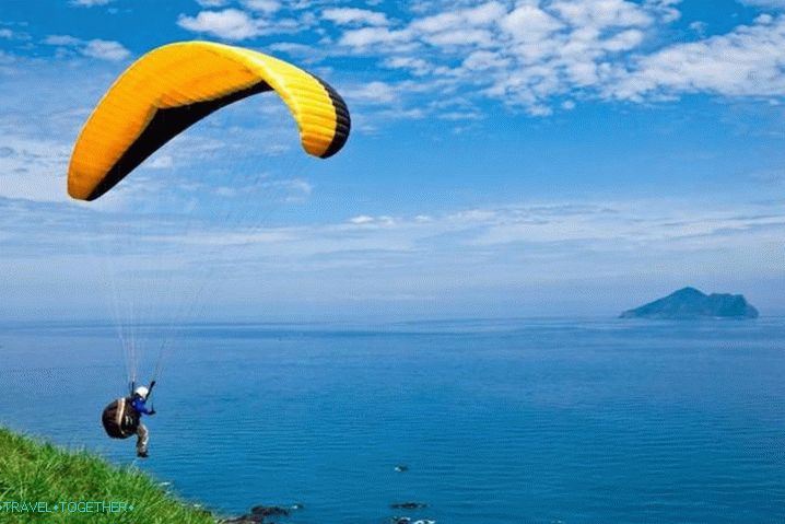India, Goa, Take a ride on a paraglider