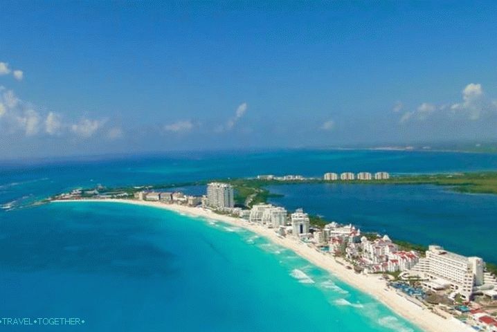 Mexico, Cancun - ideal waves for surfers here