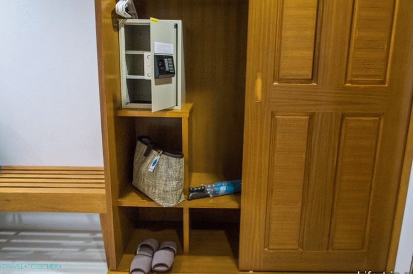 I liked that the safe is big, the laptop will easily fit in