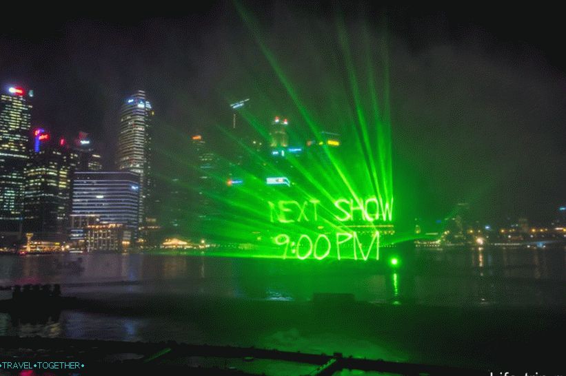Laser show in Singapore near Marina Bay - fountains, lasers and light