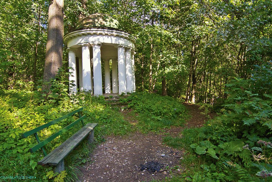 Probably not Lenin's favorite rotunda, so the whole is overgrown