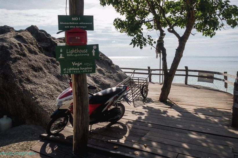 Parking and the start of bridges on Lila Beach
