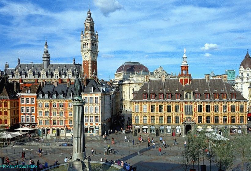 Place de Gaulle (Large Square)