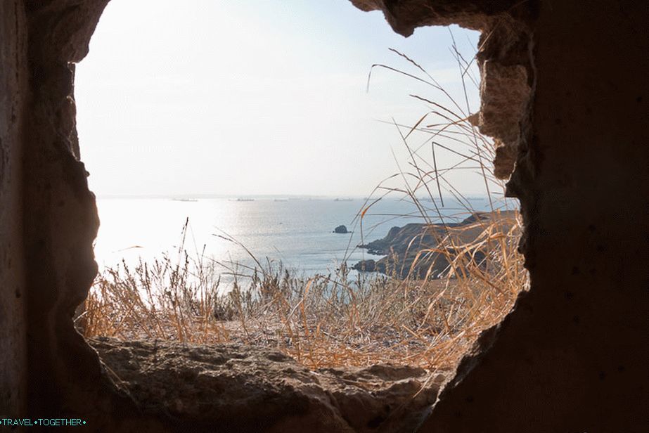 From the broken wall you can see the sea
