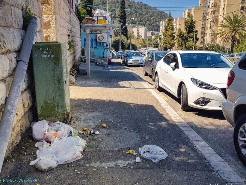 Mussor on the street in Haifa, Kiryat Eliezer district