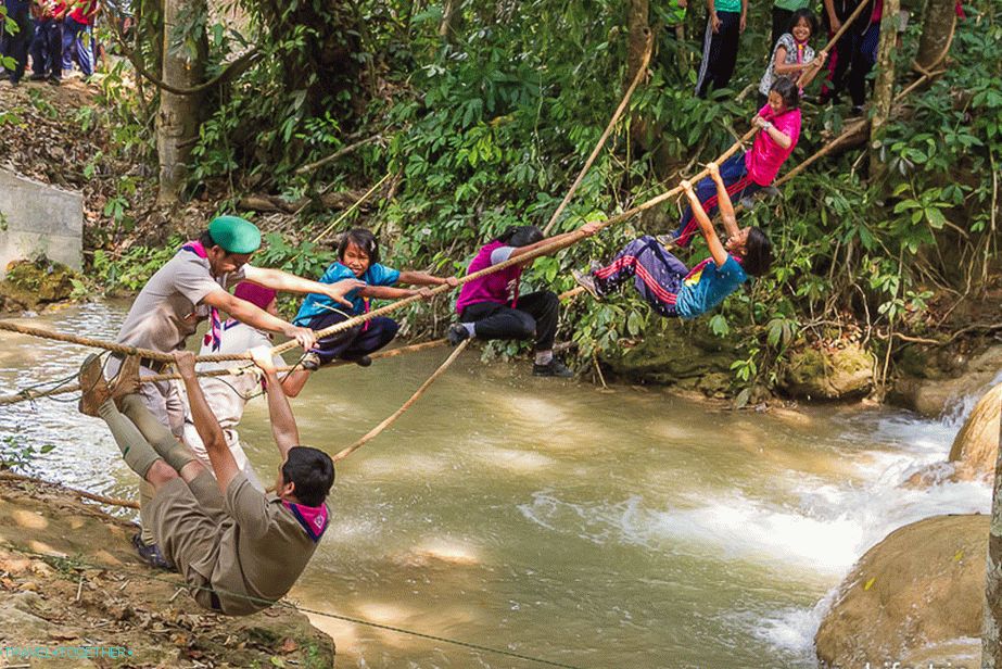Boy Scouts firmly hold, do not fall