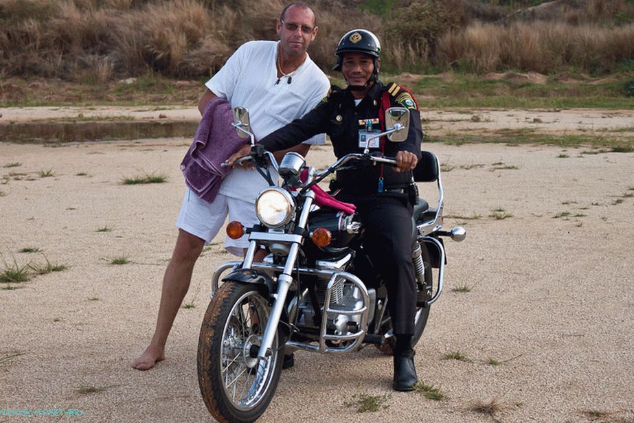 Italian treacherous fruit next to the police