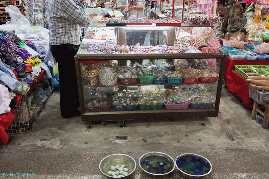 They sell balls that change color in water