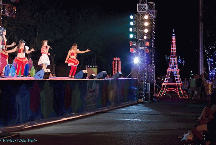 Speech by local amateur performances on the eve of the New Year