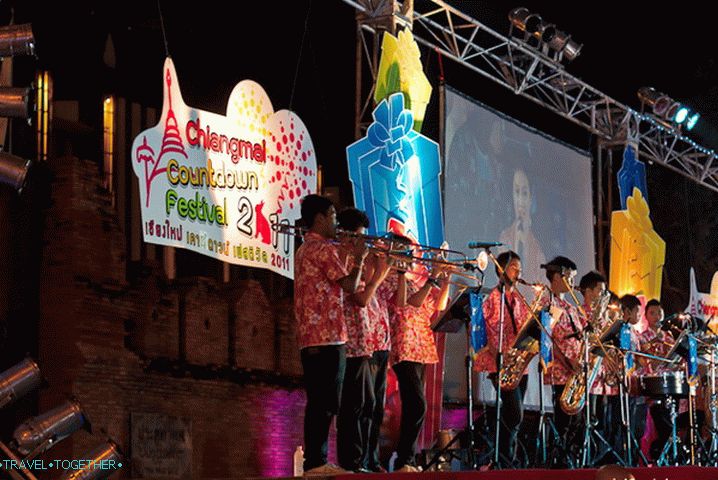 Speech by local amateur performances on the eve of the New Year