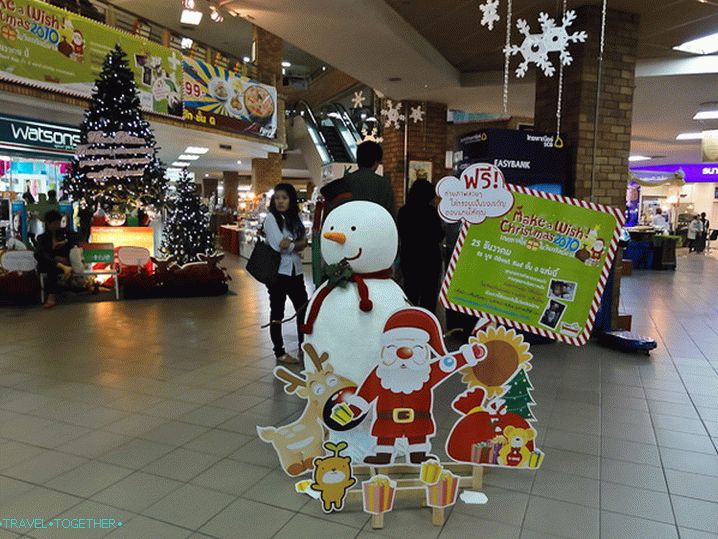 Do not often meet a snowman with Santa in Thailand