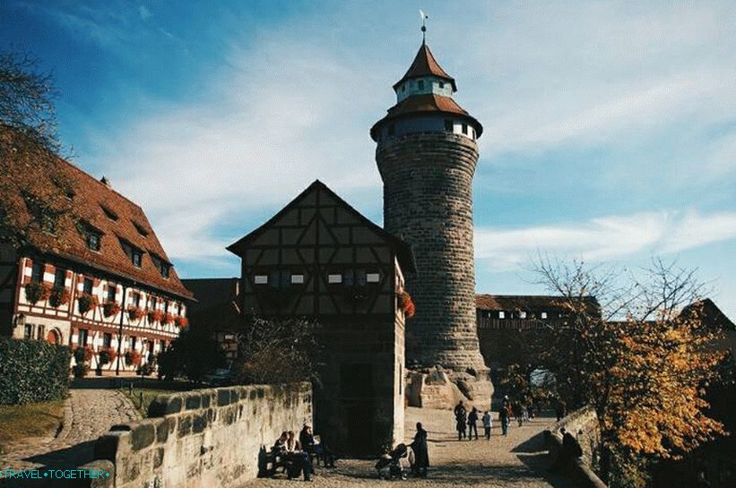Kaiserburg - yard with a round tower