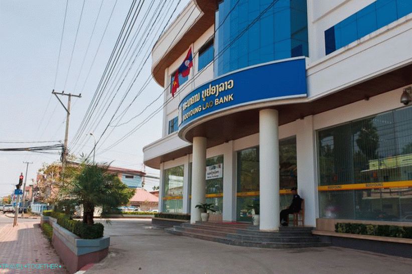 The bank from which you need to turn on the way to the Thai consulate