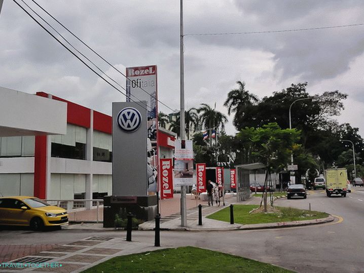 Salon Volkswagen and Rozel in front of the consulate of Thailand