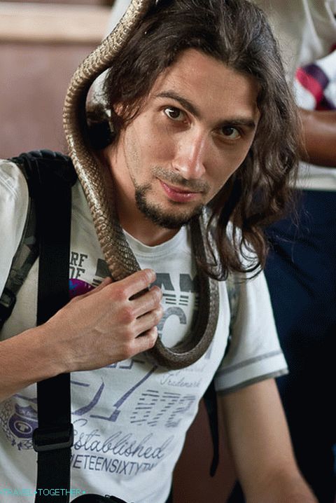 My friend is on a snake farm, there are no other snake pics