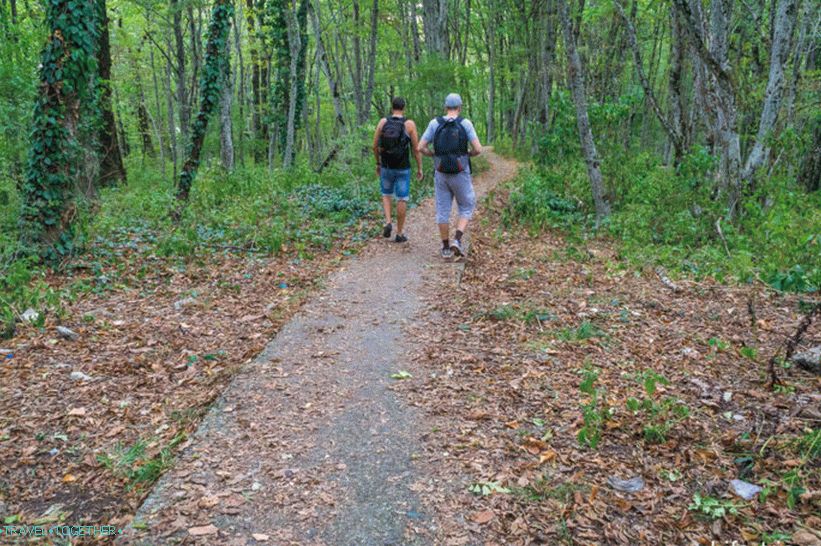 The descent from Akhun starts right along the asphalt path, but not for long