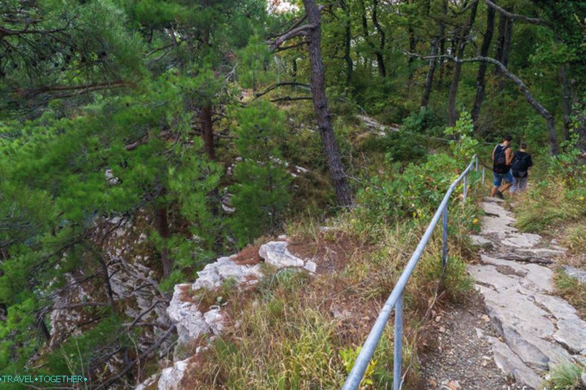 The trail from the parking to the Eagle Rocks goes along the cliff