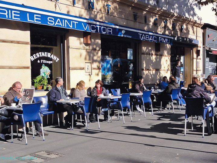 Ordinary morning, ordinary inhabitants of Marseille