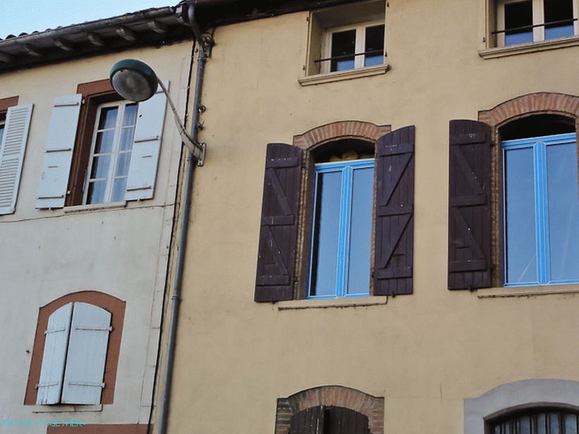 In the old house there are new plastic windows - and everything is in harmony