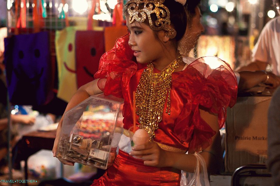 A girl who earns dancing at the bazaar