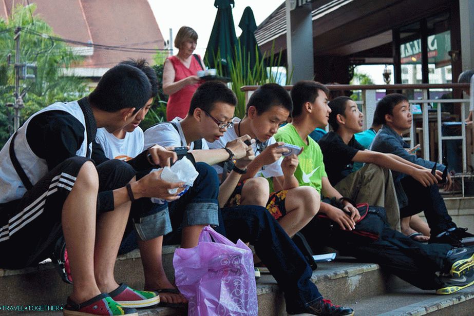 Thai schoolchildren buried in phones