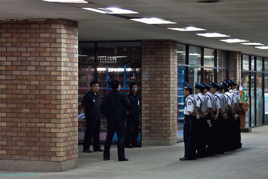 The verification of the police in the mall