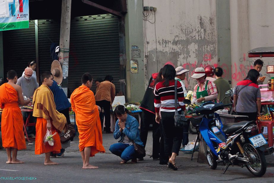 Morning exercise - the monks gather for food