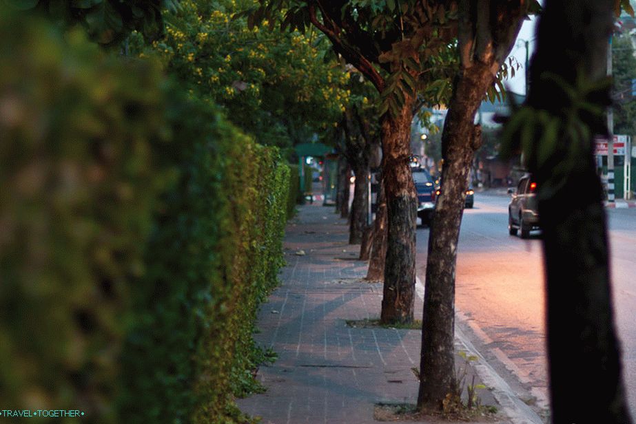 One of the few sidewalks in Chiang Mai