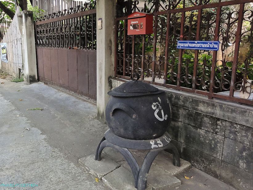 These are rubber rubbish bins (or aren't these rubbish bins?) Often found?