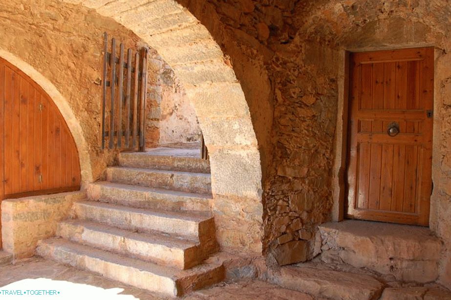 Holidays in Elounda: what to do at the most prestigious resort of Crete?