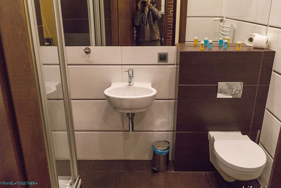 Excellent bathroom with shower